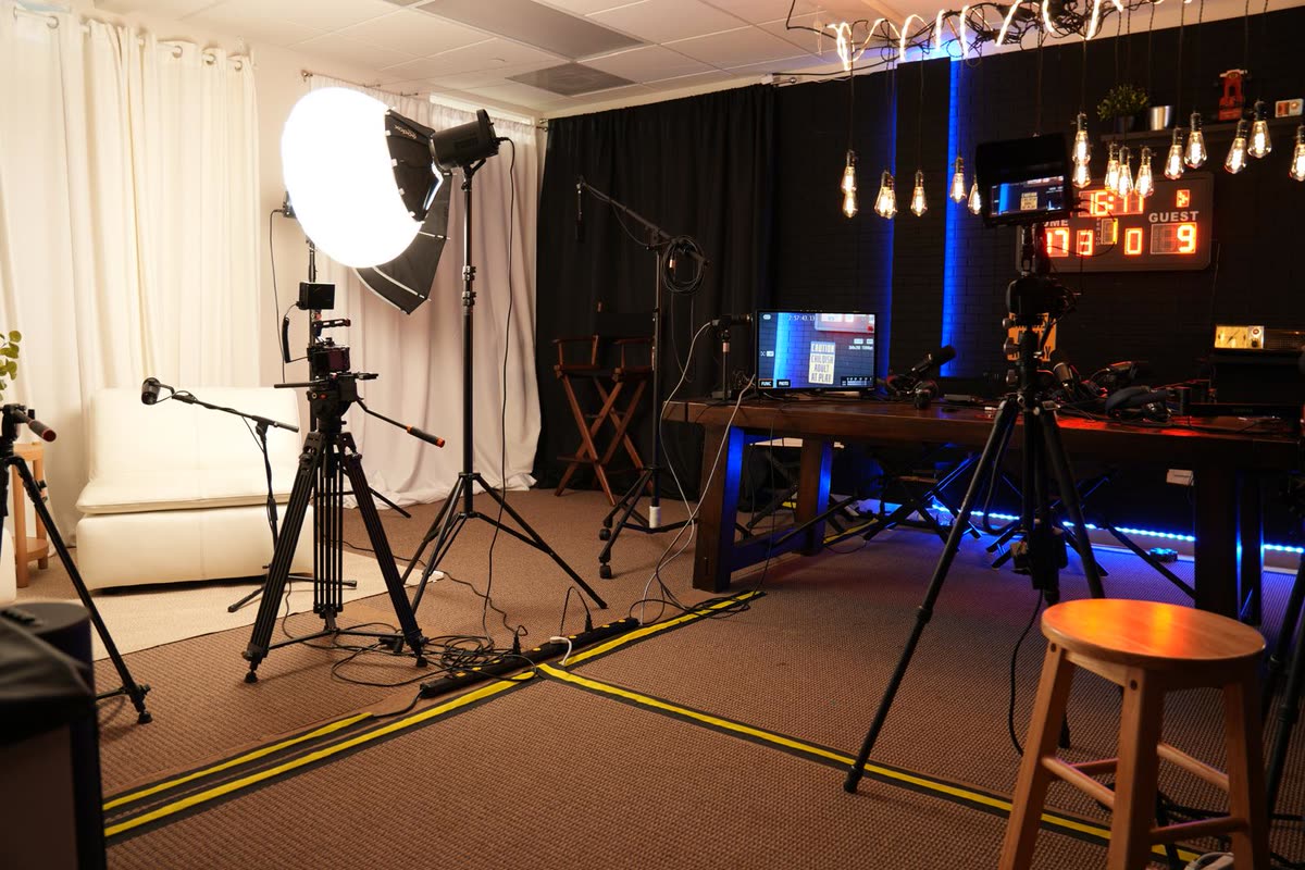 Set de grabación preparado con luces y sofá