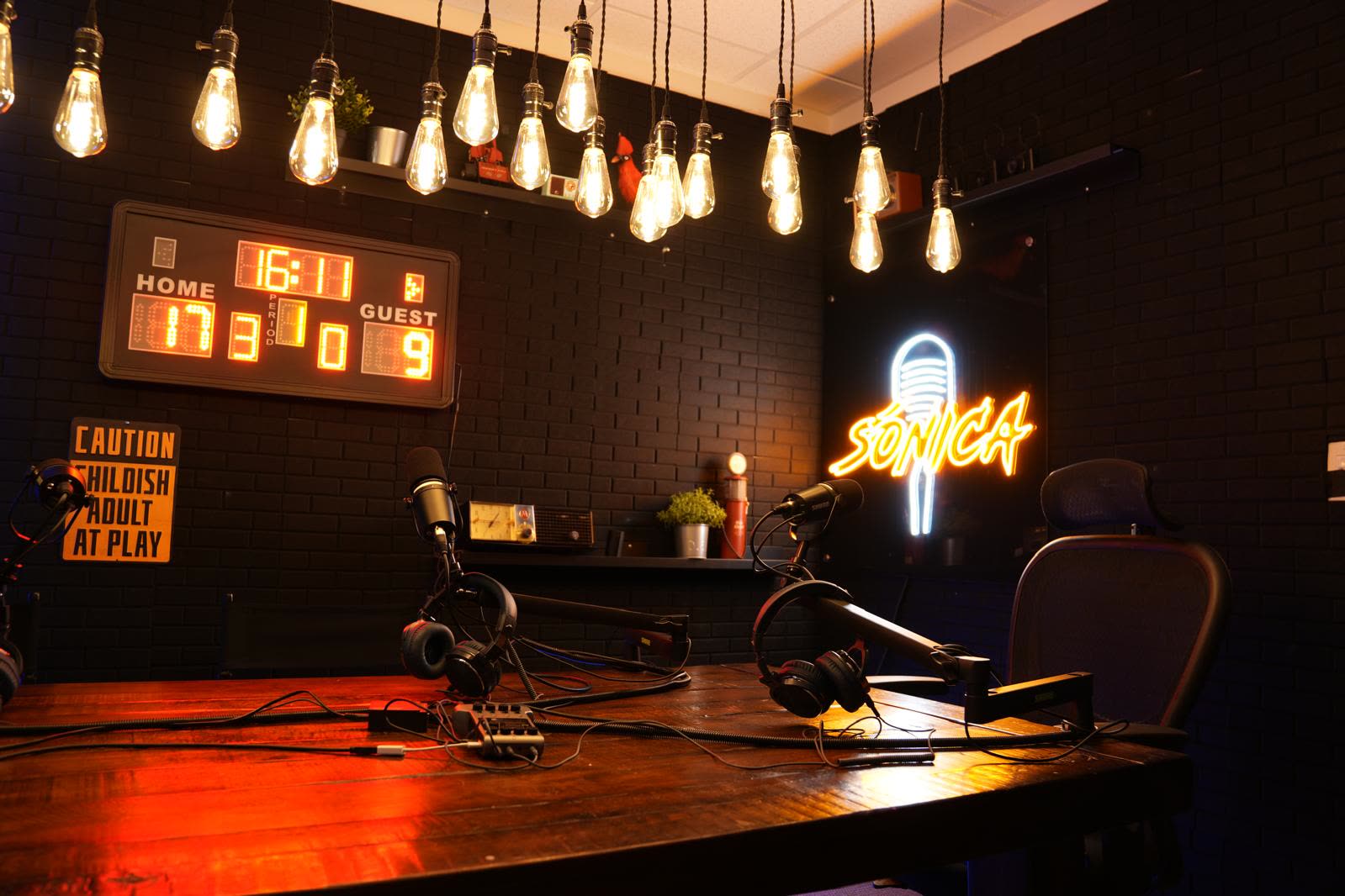 Set de podcast de Sonica Studios con luces neón
