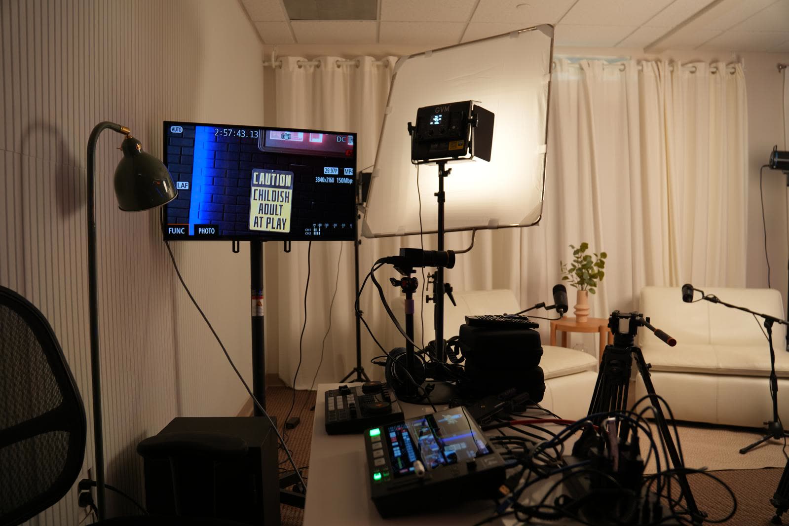 Monitor de producción y zona de entrevistas